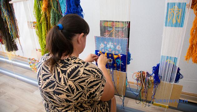 Майстерня кольорів: Процес виготовлення решетилівських килимів