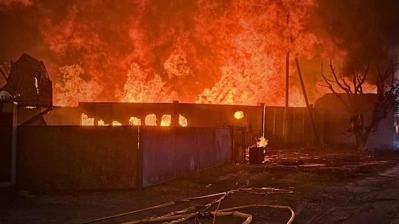 У Київській області після нічного удару спостерігається велике загоряння на промисловому об’єкті.