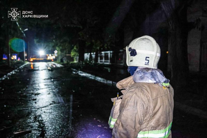 У Харківській області внаслідок несприятливих погодних умов загинула жінка, також зафіксовані випадки травмування - світлини.