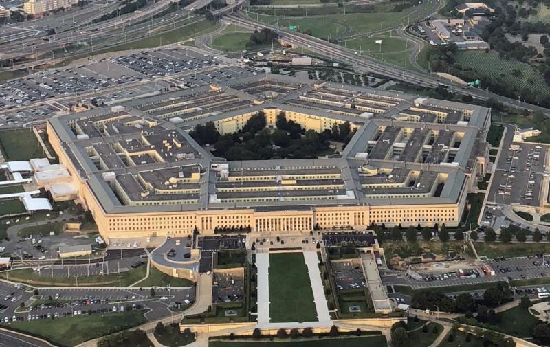 Зупинка військових поставок зі США до України: ЗМІ вказали на особу, відповідальну за це.
