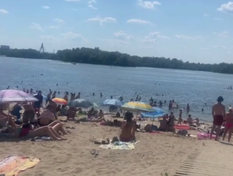Як повернути шкірі здоровий вигляд після відпочинку на морі та в басейні: рекомендації дерматолога для літнього періоду.