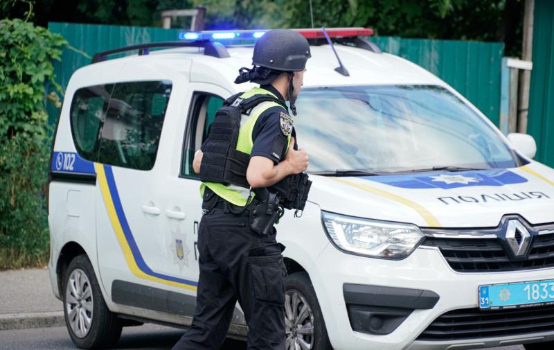 У Києві правоохоронці затримали чоловіка, який влаштував різанину в торговому центрі на Видубичах.