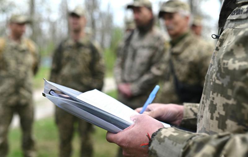У Волинській області чоловік з лопатою атакував працівника ТЦК, йому висунуто обвинувачення.