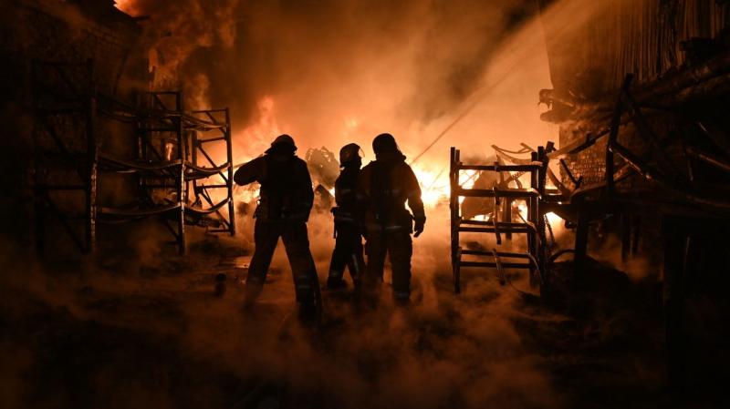 Російські війська здійснили напад на Миколаїв, внаслідок чого в місті виникли пожежі.