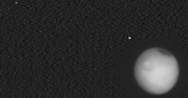 Найбільший космічний апарат NASA зробив унікальний знімок Марса разом із його супутниками (фото)