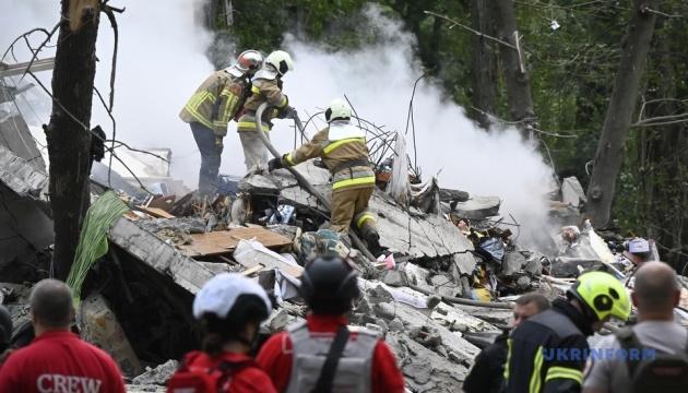У Київському Святошинському районі рятувальні служби займаються пошуками людей, які можуть залишатися під руїнами, - повідомляє Кличко.