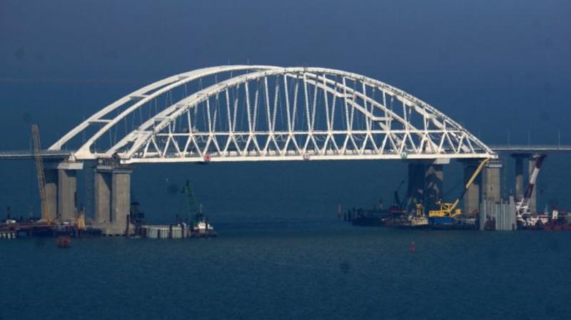 У Криму, що знаходиться під окупацією, пролунав ряд вибухів, внаслідок чого було зупинено рух через Кримський міст.