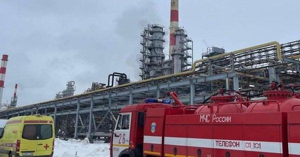 Рязанський нафтопереробний завод зменшив свої потужності вдвічі внаслідок атаки дронів, повідомляє Reuters.