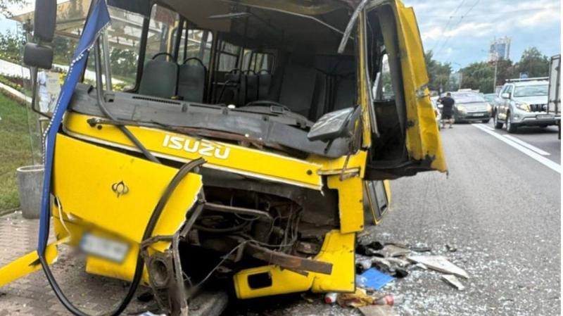 У Києві сталася аварія: маршрутний автобус зіштовхнувся з маршруткою, внаслідок чого постраждали дві особи.
