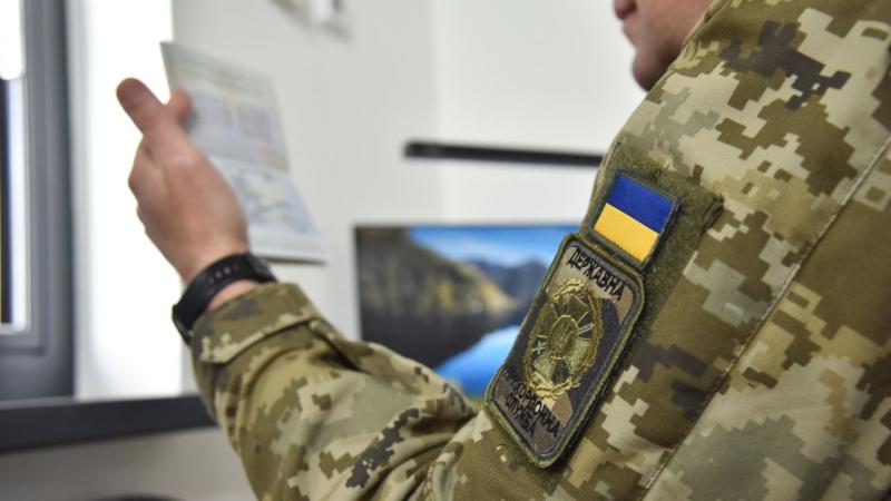 Державна прикордонна служба України вказала на дві основні причини, чому чоловікам віком від 18 до 22 років заборонено виїзд за межі країни.