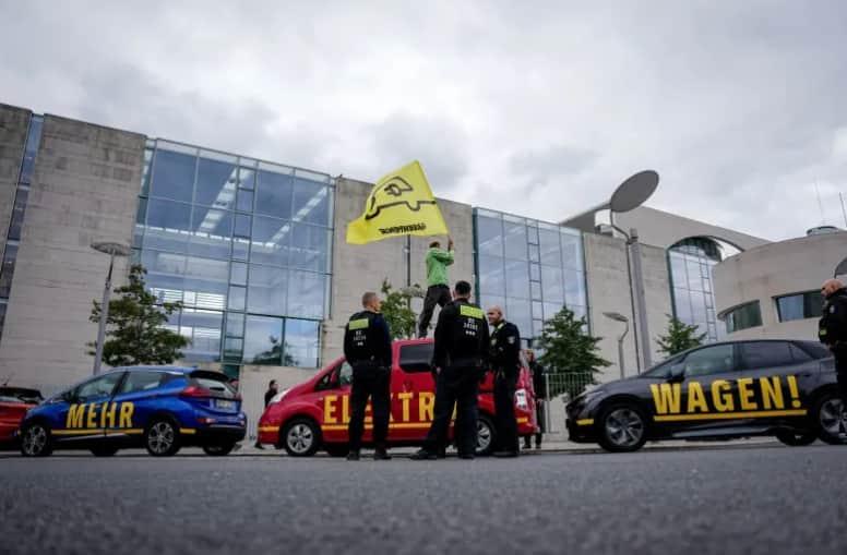 У Берліні екологічні активісти провели акцію протесту біля офісу Мерца.