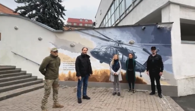 У Києві з'явився мурал, присвячений гелікоптеру Black Hawk, який був переданий українцям чеською спільнотою.