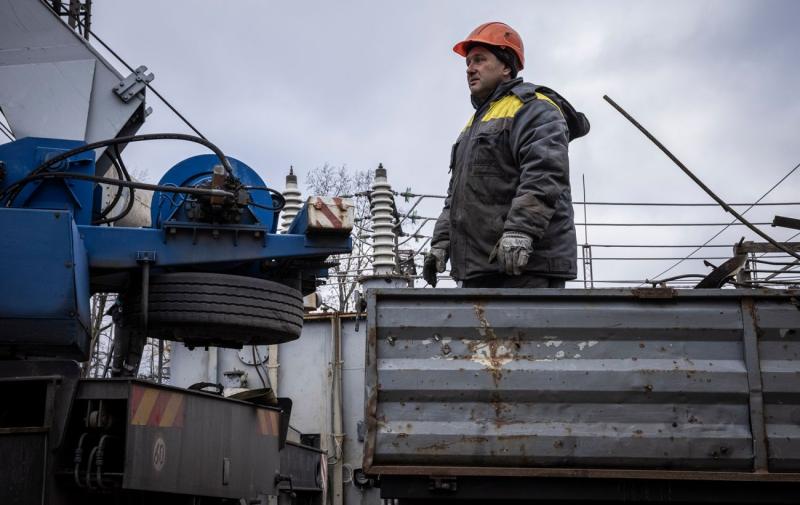Росія завдала удару по енергетичній інфраструктурі Донеччини: регіон залишився без електрики, рух поїздів зупинено.