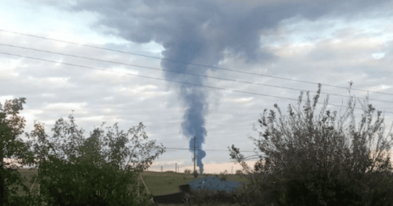 У Гвардійському, що в Криму, безпілотники здійснили напад на нафтобазу, викликавши спалахи вогню та димові завіси.