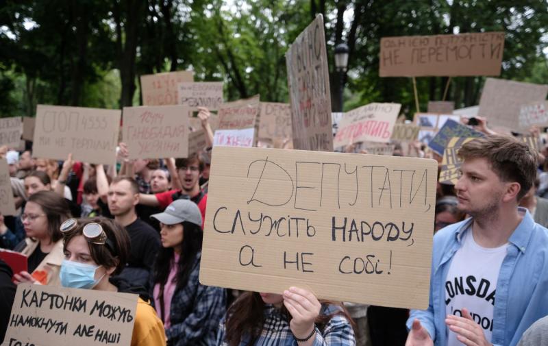 Чи доречно висловлювати критику на адресу влади в умовах війни: результати опитування КМІС.