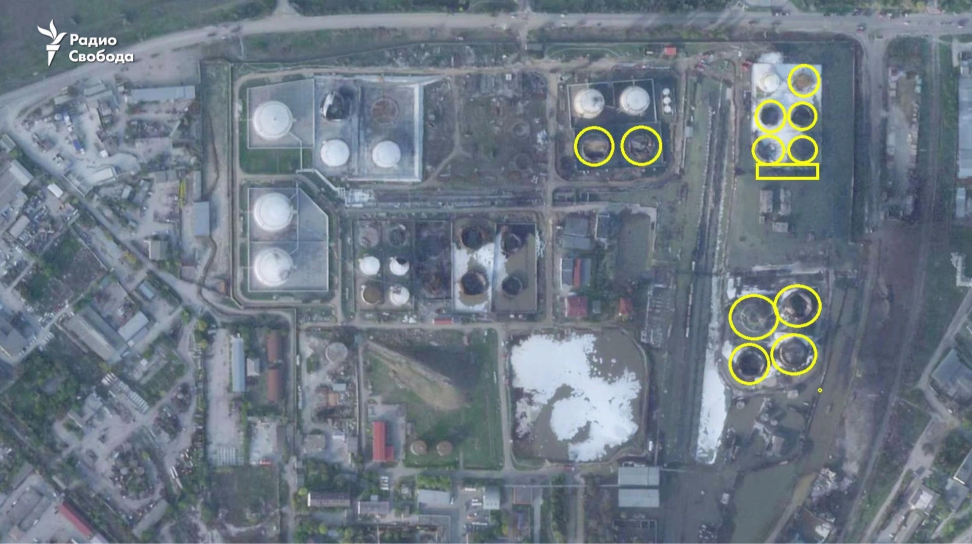 На нафтопереробному заводі в Феодосії було знищено 11 резервуарів з паливом, що підтверджують супутникові зображення.