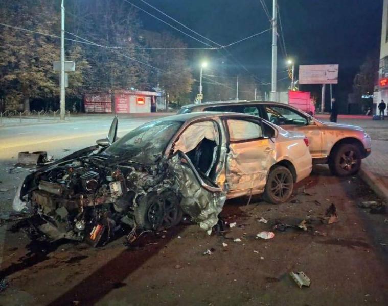 У Макіївці водій автомобіля Audi в стані алкогольного сп'яніння влаштував ДТП, зіткнувшись із двома іншими машинами. Внаслідок інциденту постраждала одна особа. - ФОТО