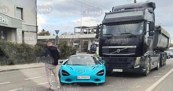 Львівський блогер, керуючи спорткаром McLaren вартістю 300 тисяч євро, потрапив у аварію з вантажівкою.