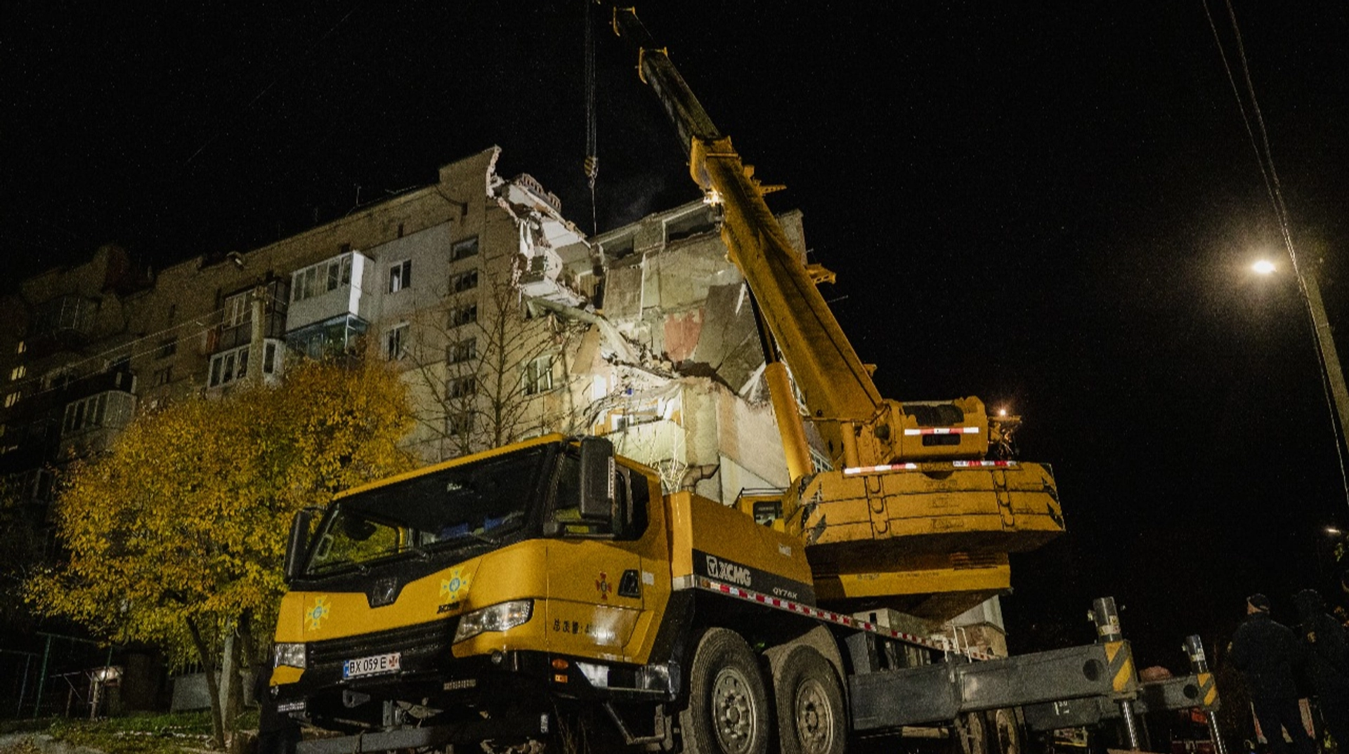 У Хмельницькому під уламками багатоквартирного будинку виявлено тіло жінки - повідомляють ЗМІ.