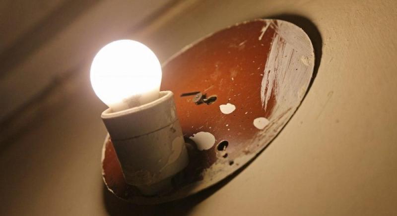 В Україні припинили застосування графіків погодинних відключень електроенергії, проте деякі громадяни все ще залишаються без електрики.