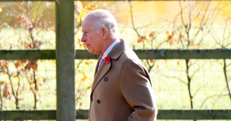 У своєму улюбленому пальті та з тростиною-парасолькою: короля Чарльза застали зненацька в Сандрінгемі.