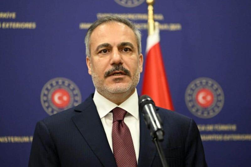 Турецькі опозиційні сили звинувачують міністра закордонних справ у фальсифікаціях, пов'язаних з його дипломом університету.