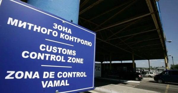 У Львівській області суд прийняв рішення закрити справу стосовно митника, якого звинувачували в отриманні хабаря.