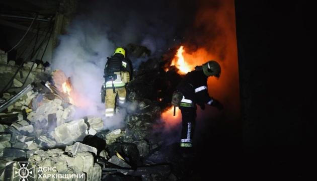 У Чугуєві зазнали ушкоджень поштове відділення, станція технічного обслуговування та навчальний заклад через результати масштабної атаки з боку Росії.