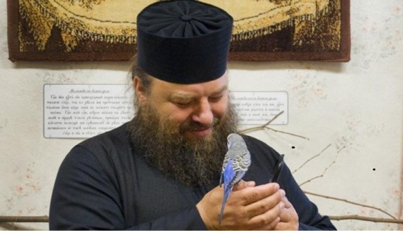 Митрополит УПЦ МП Лонгин порушив правила, вигнавши свого хворого сина на вулицю.