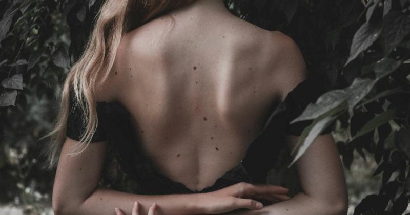 Родимка в цій зоні тіла може стати вашим ключем до успіху та радості: дізнайтеся більше про себе!