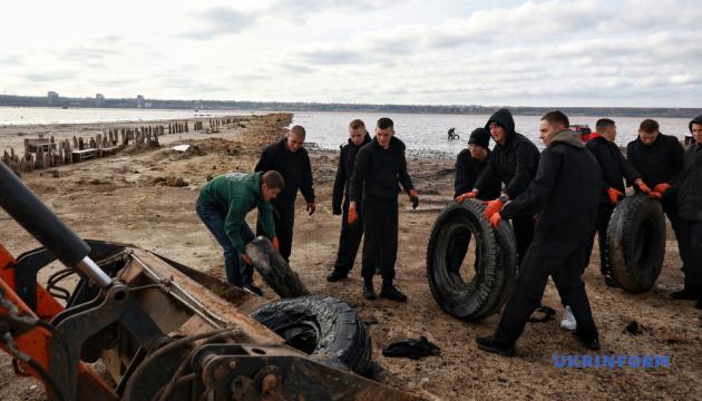 В Одесі, на берегах Куяльницького лиману, волонтери разом із військовими організували акцію з очищення території.