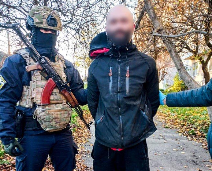 У Рівному було затримано наркоторговця, що намагався втекти через вікно третього поверху. Це подія сталася в рамках кримінального розслідування. Інформацію про інцидент опублікували новини Рівного та області - Рівне Вечірнє.