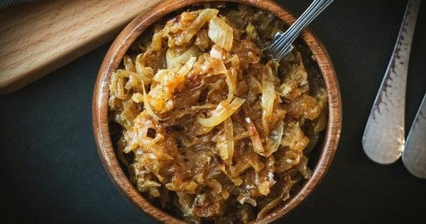 Смакота, як у вишуканому ресторані: секрети правильної карамелізації цибулі.