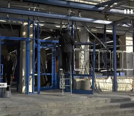 Всі в осклі та крові: як Запоріжжя відновлюється після ворожих ударів.