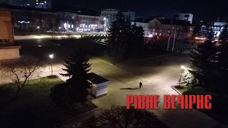 Ліхтарі на Майдані Незалежності автоматично регулюватимуть свою яскравість. Місто - новини Рівного та регіону  --  Рівне Вечірнє.