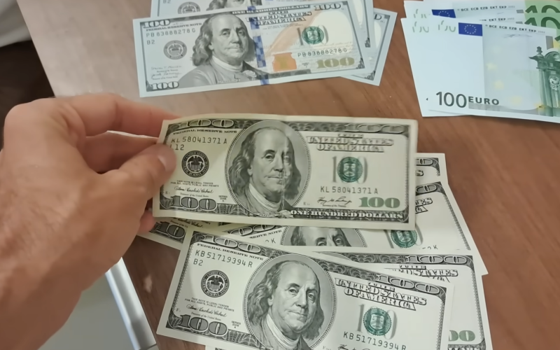 Ризикові долари та євро: від яких валютних банкнот слід відмовитися.