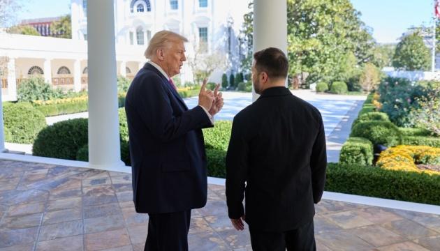 УКраїна та Сполучені Штати досягли угоди, що питання територіальних питань буде обговорювати особисто Володимир Зеленський з Дональдом Трампом, повідомляє Axios.