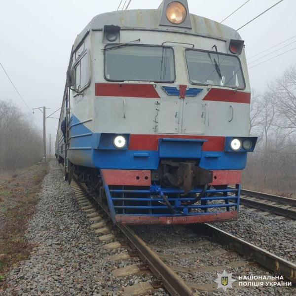 Під час перетворення на залізничних коліях сталася трагедія: жінка потрапила під потяг на Харківщині.
