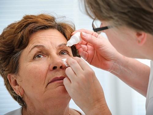 Де в Україні можна безкоштовно пройти операцію з видалення катаракти для пенсіонерів.