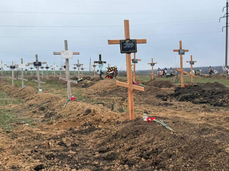 У Харківській області відбулося перепоховання близько п'ятисот тіл осіб, що загинули під час окупації у 2022 році.