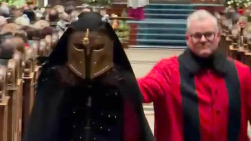 У Кельнському соборі невідомий у масці порушив різдвяне богослужіння, влаштувавши танцювальний виступ.