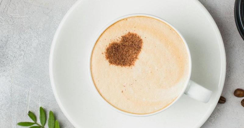 Спробуйте приготувати насичений капучино вдома без використання кавомашини — пінка вийде настільки ж пишною, як у вашому улюбленому кафе!