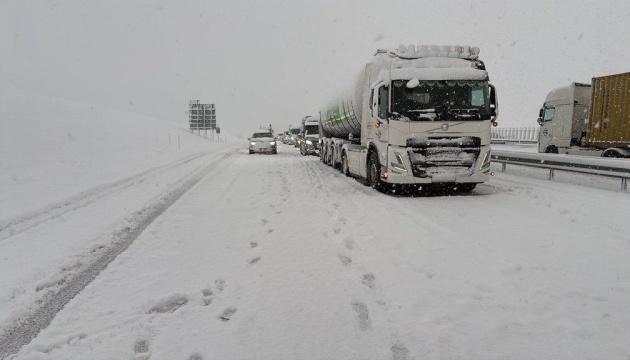 Кілометрові затори на дорогах і скасовані авіарейси – Нідерланди опинилися під ударом сильного снігопаду.