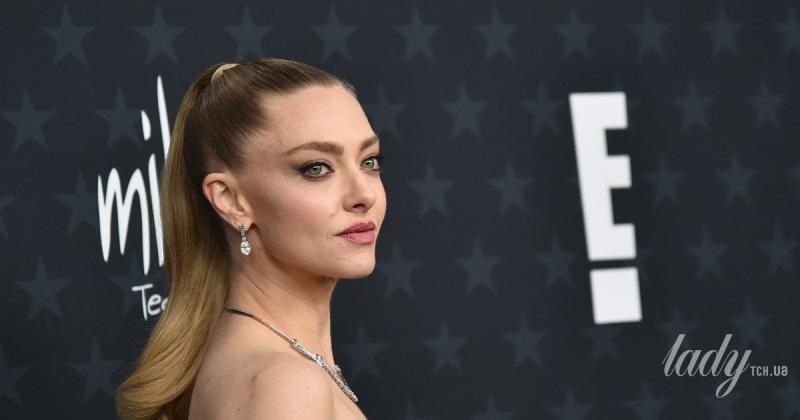 Яка ж вона чарівна! Аманда Сейфрід з'явилася на публіці в дивовижному платті з бантом від Valentino.