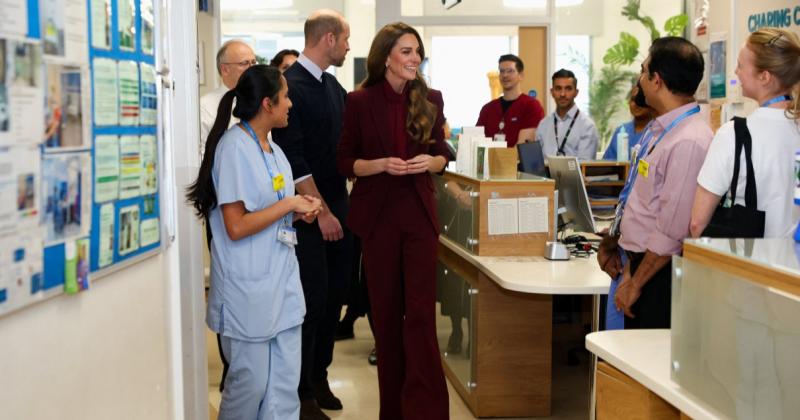 Бургундський та червоний кольори: Міддлтон вражає стильним образом під час візиту до лондонської лікарні разом із чоловіком.