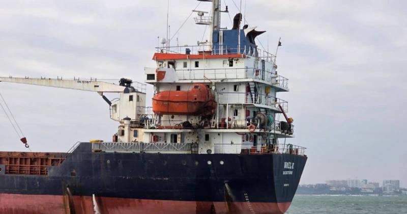 Кулеба повідомив: російські війська атакували порти в Одеській області - два судна отримали пошкодження, є жертви та постраждалі.