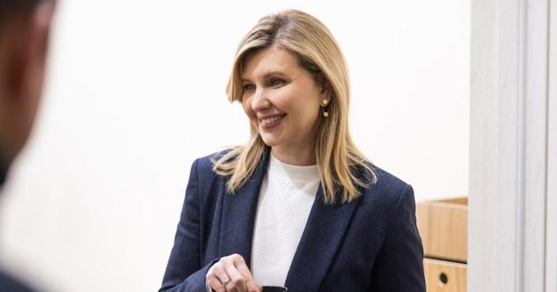 Олена Зеленська, одягнена в білий светр та золоті аксесуари, поспілкувалася з молоддю в Чернігові.