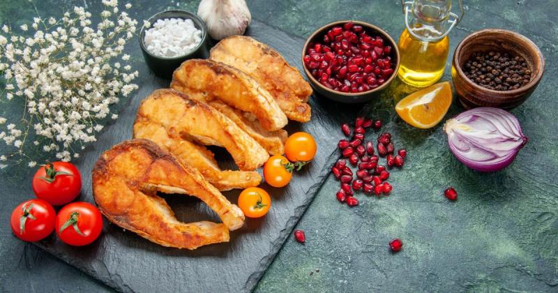 Які інгредієнти найкраще використовувати для панірування риби, щоб вона не поглинала олію і не мала неприємного аромату: поради від професіоналів кухні.