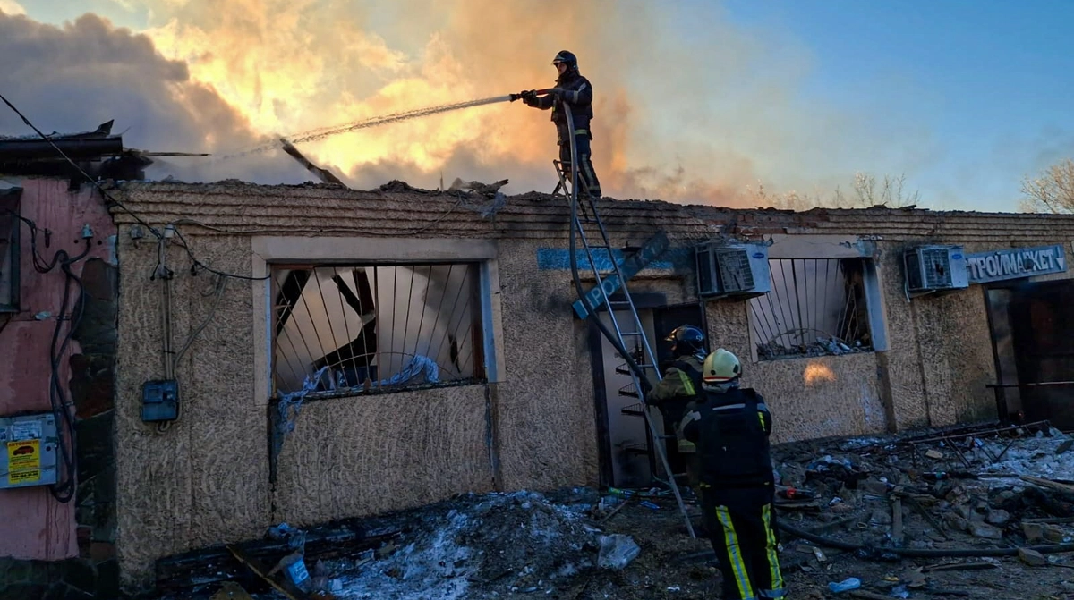 Російські війська завдали удару по Харківщині: троє осіб отримали поранення, знищено кілька магазинів.