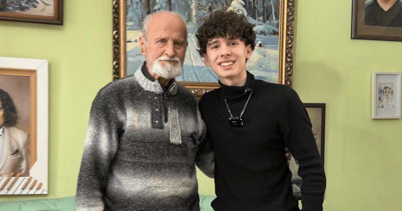 Зворушливий момент... Муаяд виконав пісню на честь батька Кузьми Скрябіна, аби вшанувати пам'ять цього легендарного музиканта (ВІДЕО) - Hochu.ua